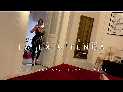 ❤️ Ngoanana e monyane ea nang le hlooho e khubelu ea apereng seaparo sa latex se kentsoeng ke ntate oa bobeli ️  ❌️
